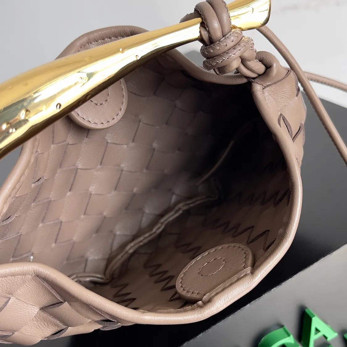 Batch of 1260 BV Mini Sardine is coming‼ ️Super high-end, stainless steel hardware + 24k real gold plating process, fish scales (concave and convex positions) are the finishing touch, the sardine bag that can be carried cross-body is completely beautiful to the heart. The metal element handle and the weaving are perfectly combined to completely integrate the artistic sense and elegance and fashion. It is really like a work of art🏺The large size is elegant, the small size is exquisite and cute, a must-have item for fashionistas, and the details are perfectly reproduced. Style number: 744267 Size 20*12*2.5
